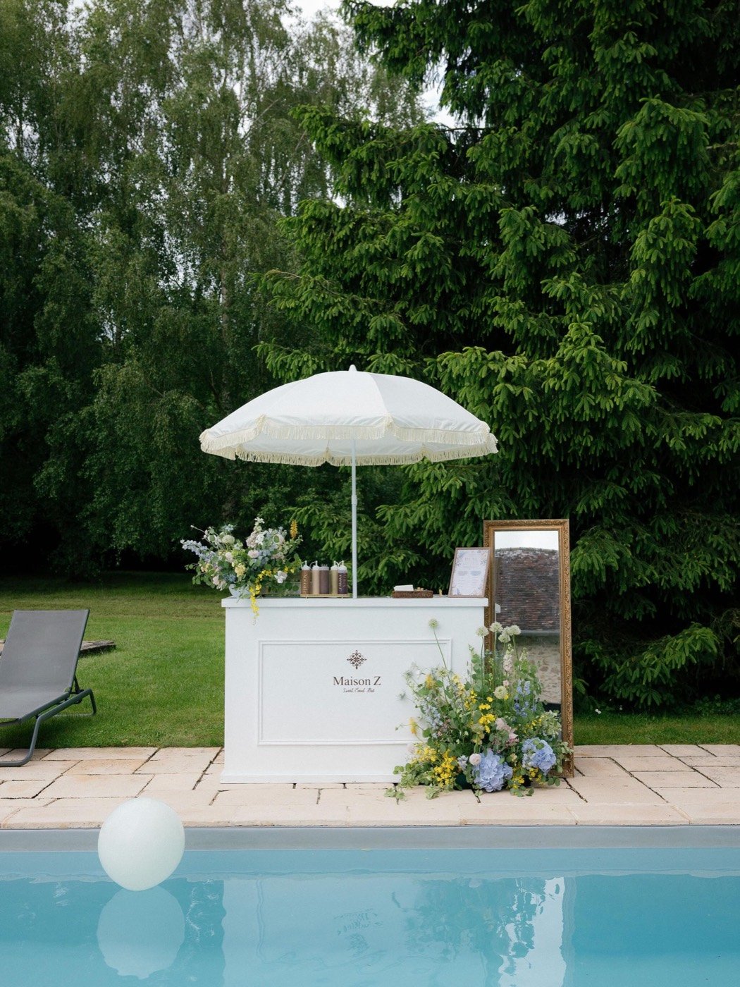 Bar Maison Z au bord de la piscine lors d'un événement