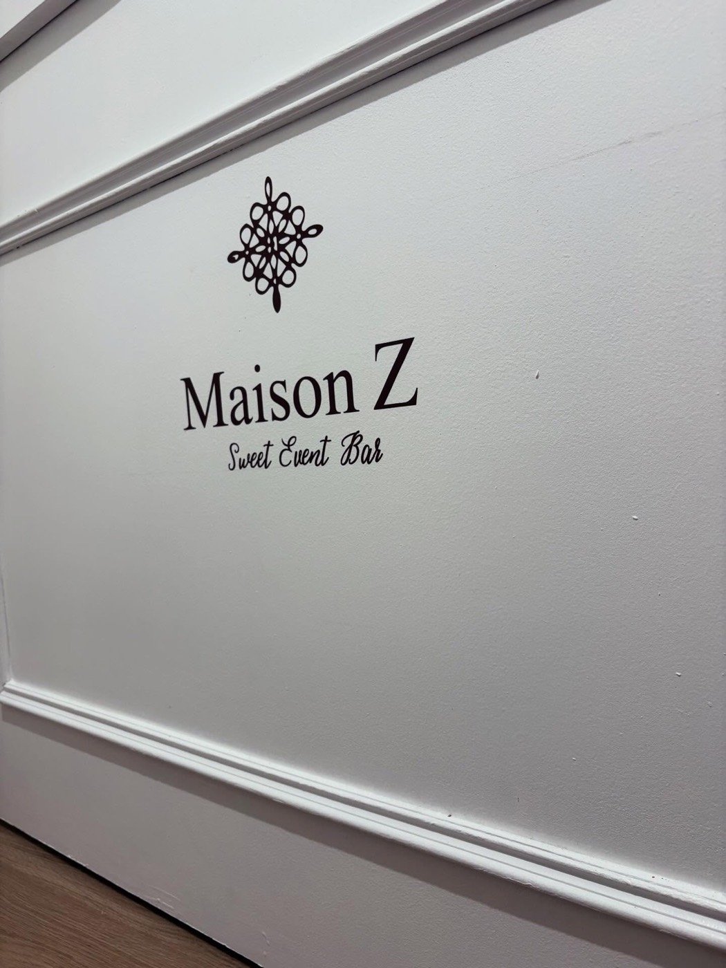 Logo Maison Z gravé sur le bar
