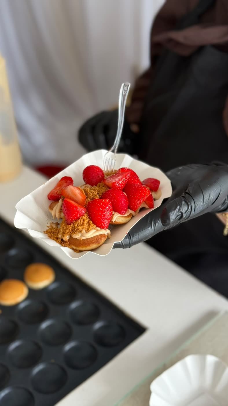 Barquette de mini pancakes aux fraises servie au bar
