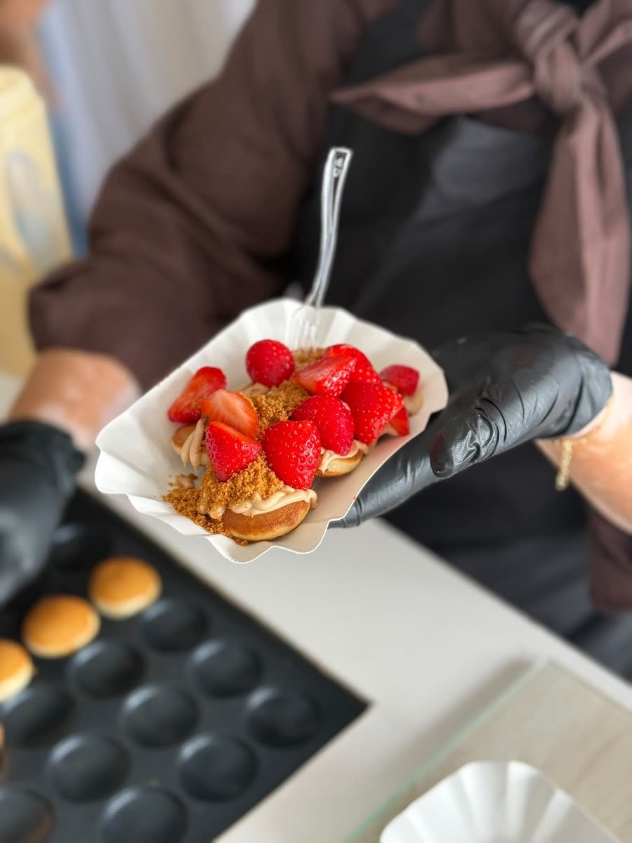 Mini pancakes, crème spéculoos et fraises fraîches