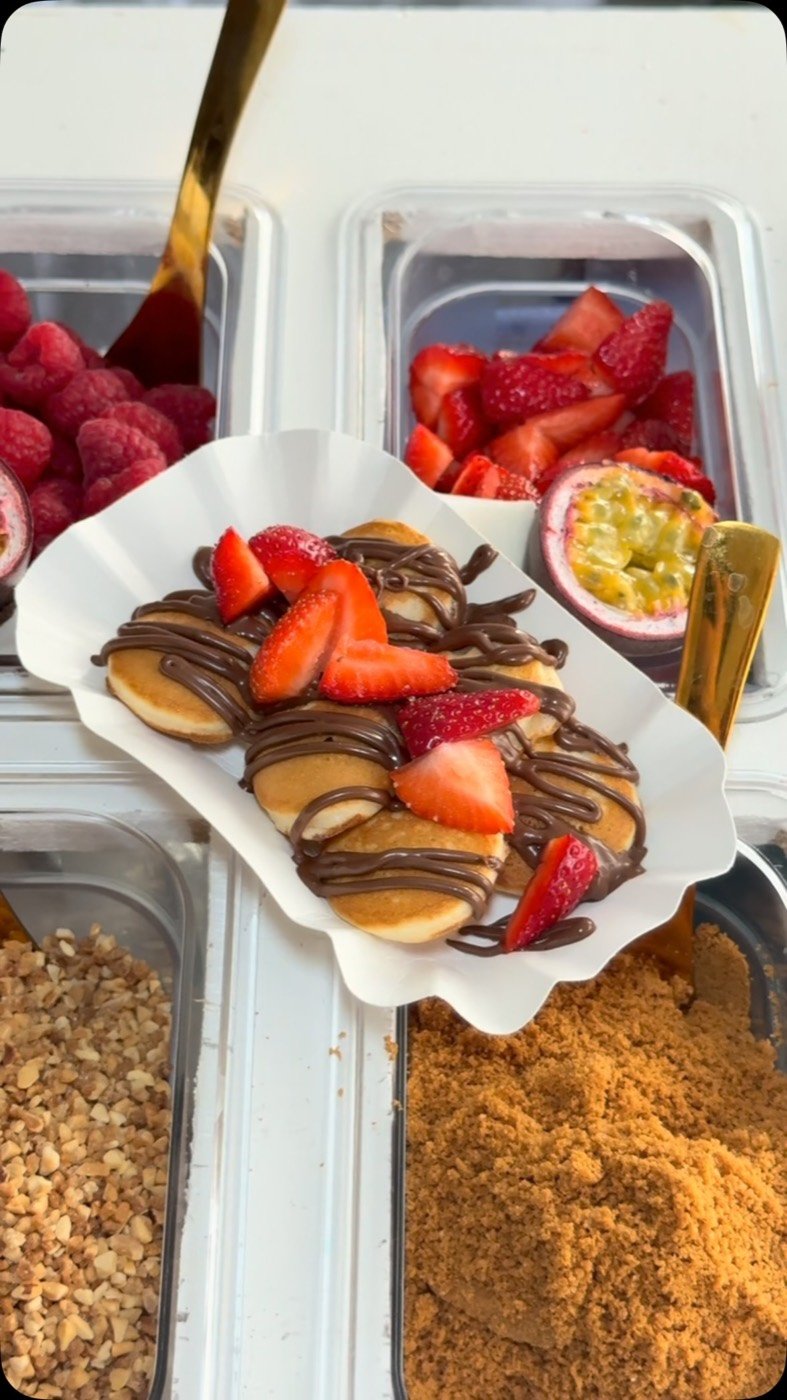 Mini pancakes chocolat, fraises et fruits de la passion