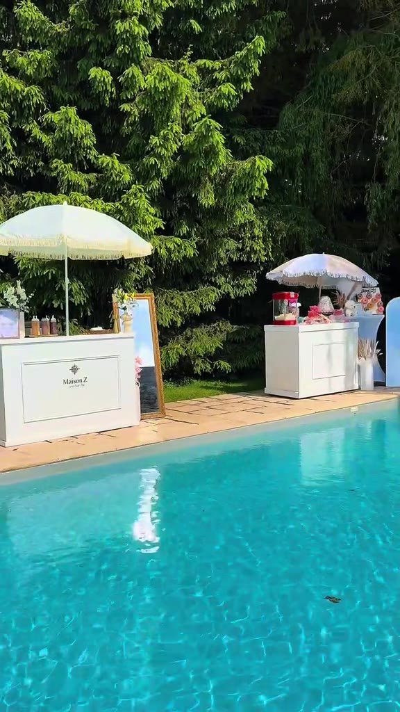 Bars Maison Z installés au bord d'une piscine